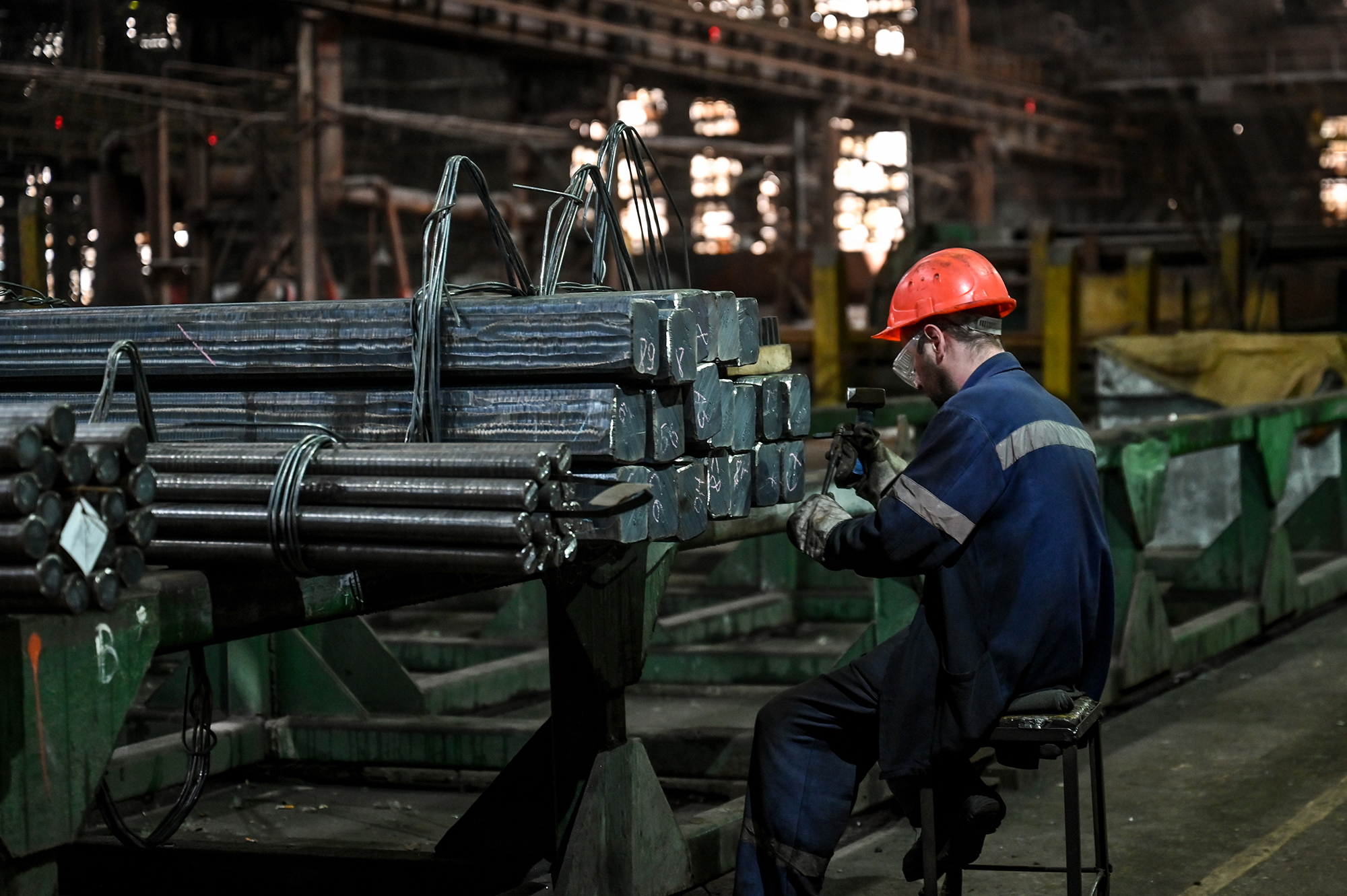 Зарплати українців у 2025 році: хто заробляє найбільше та кому підвищать оклад